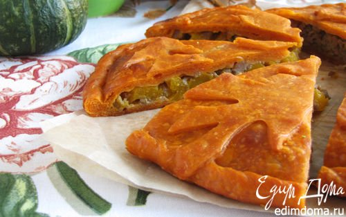 Пирог с мясом и тыквой на томатном тесте