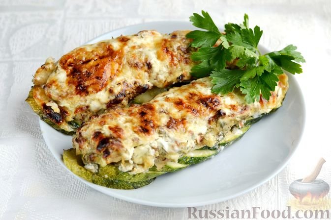 Минтай, запечённый с кабачками, под сырно-сметанным соусом