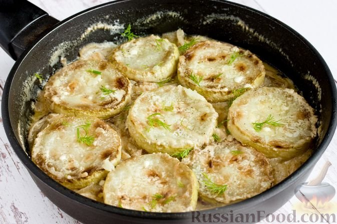 Кабачки с луком, тушенные в сметанно-чесночном соусе