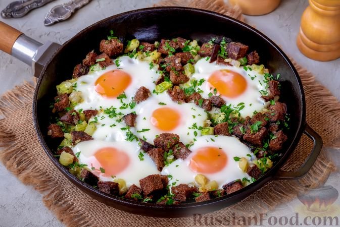 Яичница с кабачками и ржаным хлебом