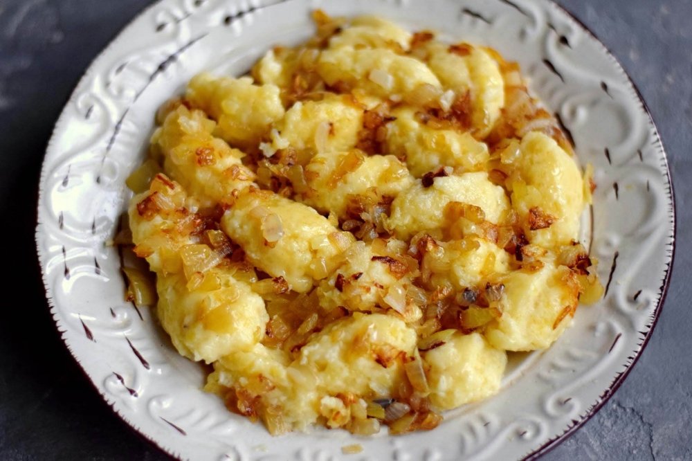 Картофельные галушки с жареным луком