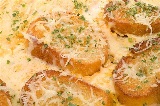 Омлет с чесноком, грюйером и сухариками