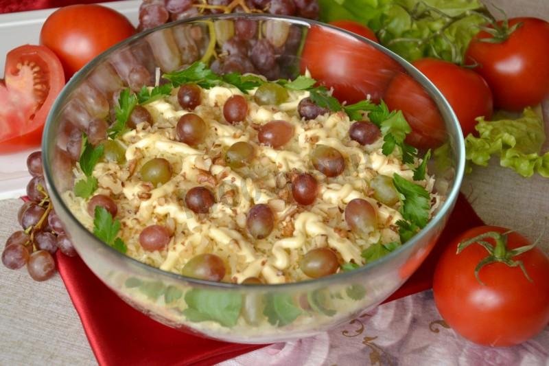Салат из баклажан с курицей и помидорами