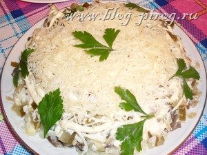 Слоёный салат с солёными огурцами 