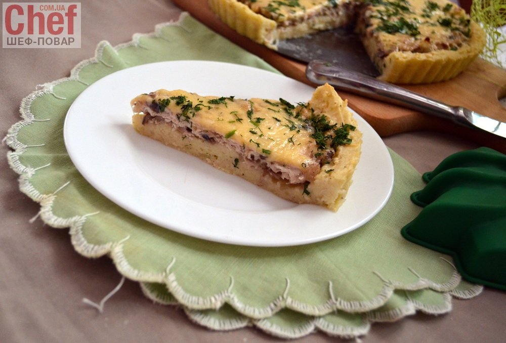 Открытый картофельный пирог с курицей и грибами
